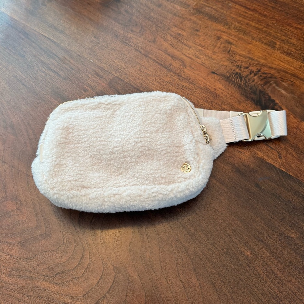 lululemon athletica Everywhere Cream Crossbody Belt Bag